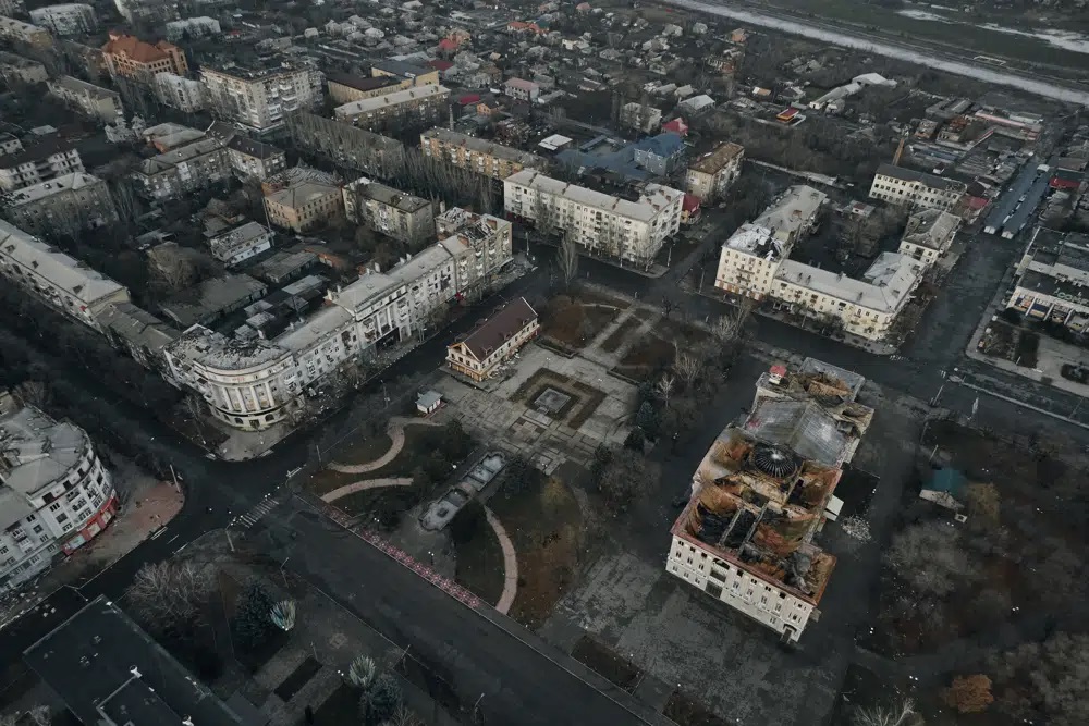Sốc với cảnh tượng điêu tàn, đổ nát ở Bakhmut - chiến trường khốc liệt, đẫm máu nhất ở Ukraine lúc này - Ảnh 2.