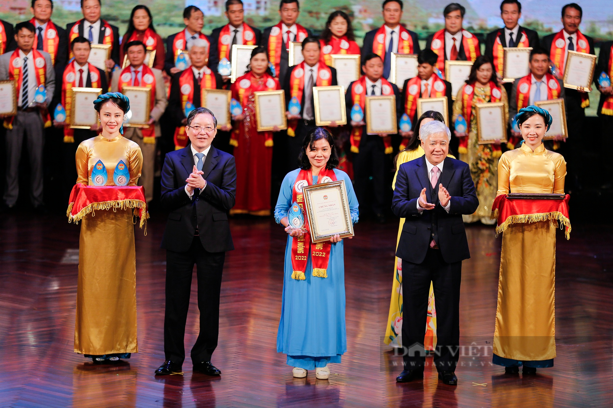 Ảnh ấn tượng tuần: Thủ tướng Phạm Minh Chính dự Viet Nam Defence 2022 và lễ Tôn vinh &quot;Nhà khoa học của Nhà nông&quot; - Ảnh 2.