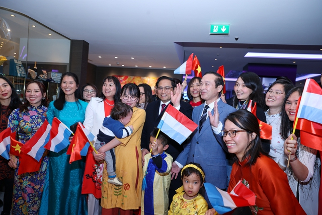 Thủ tướng gặp người Việt ở Luxembourg: Ở đâu đóng góp được cho đất nước là yêu nước - Ảnh 3.