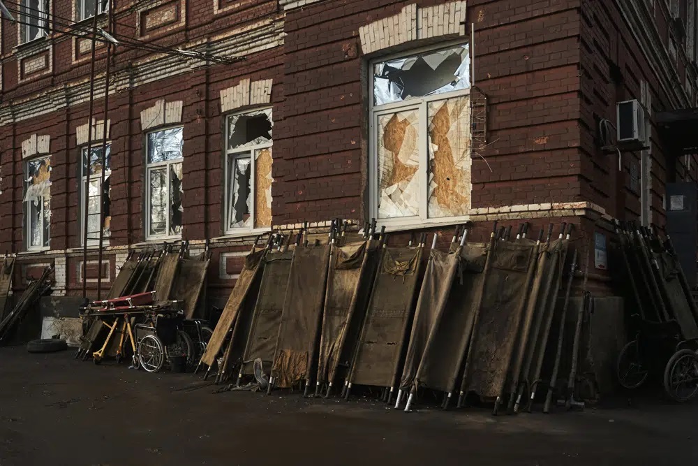 Sốc với cảnh tượng điêu tàn, đổ nát ở Bakhmut - chiến trường khốc liệt, đẫm máu nhất ở Ukraine lúc này - Ảnh 3.