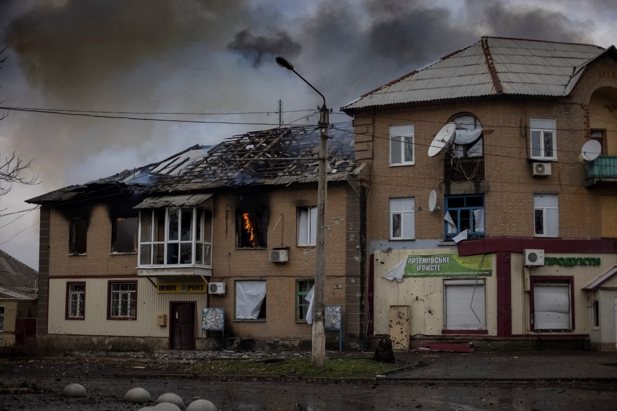 Sốc với cảnh tượng điêu tàn, đổ nát ở Bakhmut - chiến trường khốc liệt, đẫm máu nhất ở Ukraine lúc này - Ảnh 9.