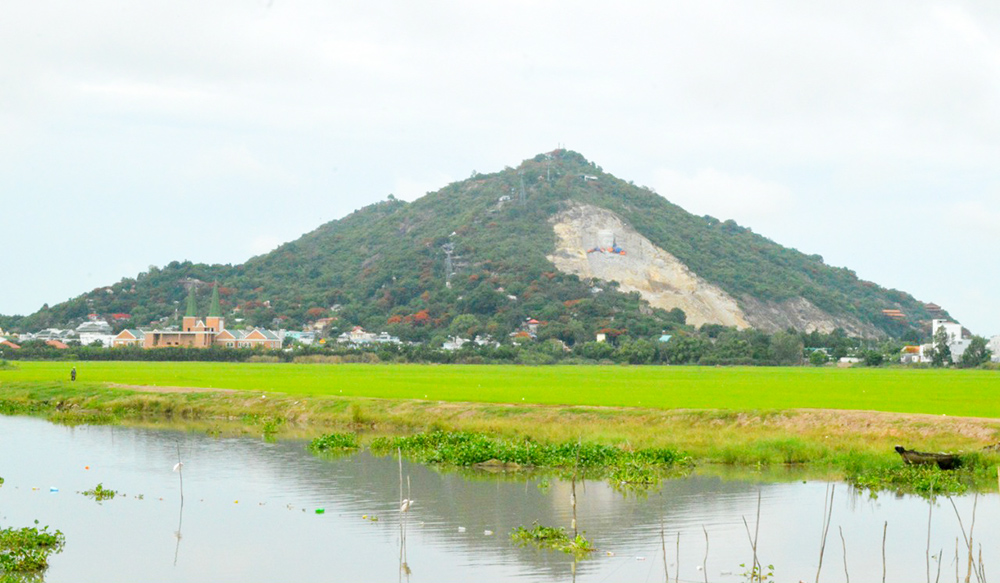 Núi An Giang: Hãy cùng ngắm nhìn vẻ đẹp của núi An Giang, với đỉnh cao và nét hoang sơ đầy quyến rũ. Từ đó, bạn sẽ được trải nghiệm cảm giác thoải mái, thoát khỏi sự ồn ào của thành phố và hòa mình vào tự nhiên tuyệt vời.