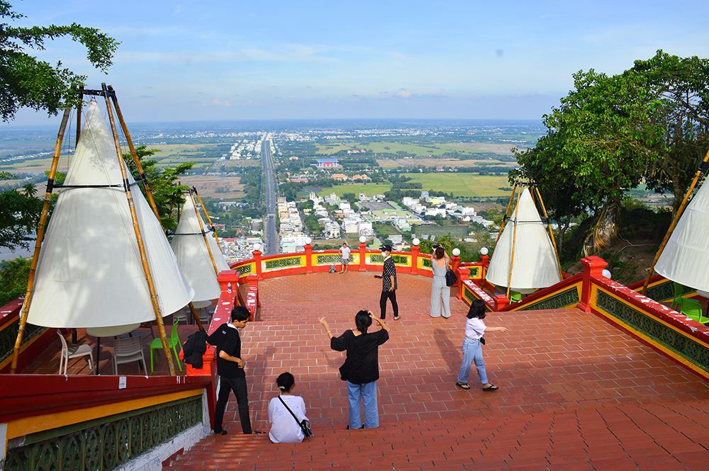 Một ngọn núi ở An Giang chỉ cao 237m, nhưng nổi tiếng cả nước, nói tên thì ai ở miền Tây cũng biết - Ảnh 10.