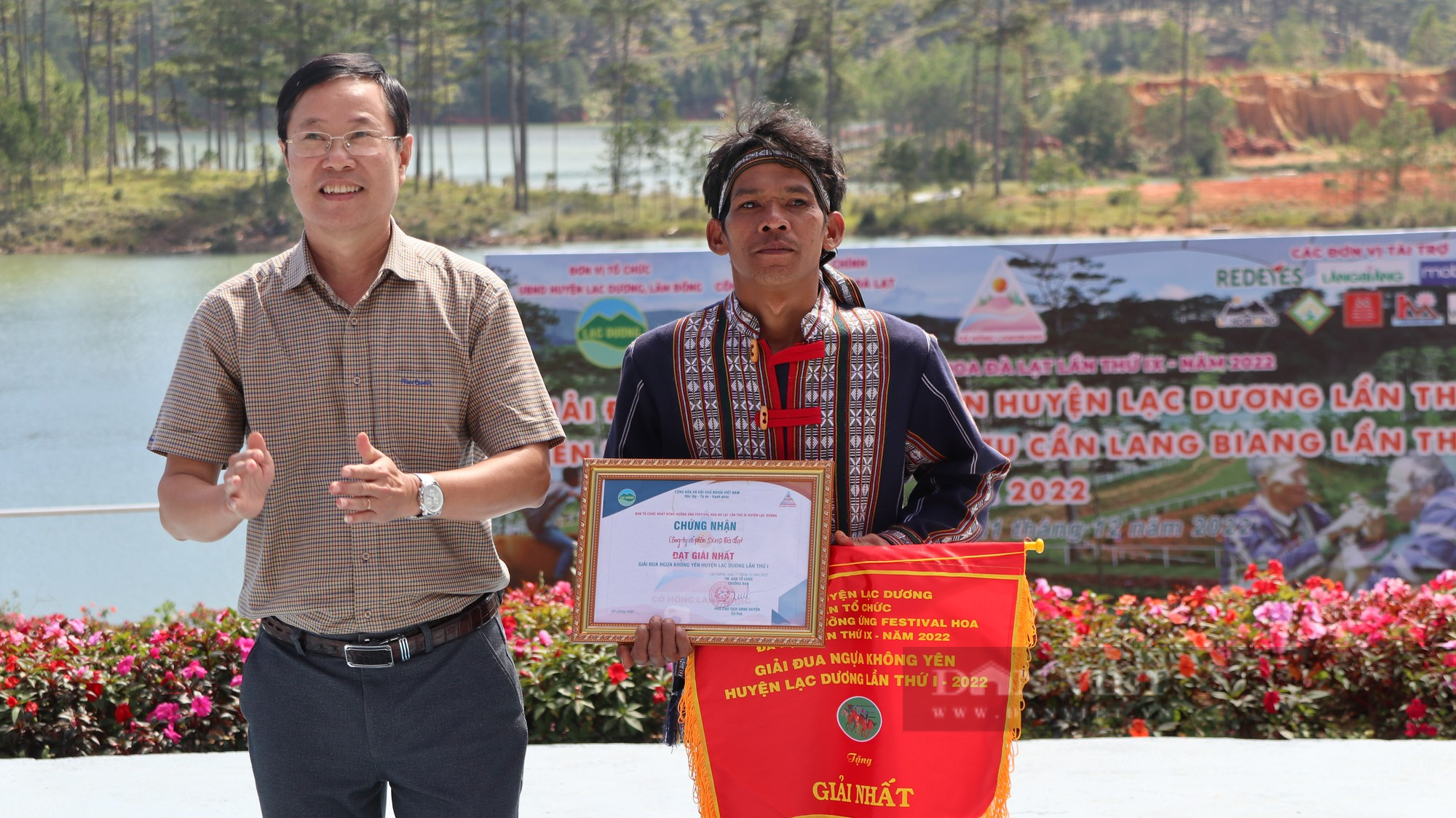 Độc đáo: Giải đua ngựa không yên, bảo hộ của nài ngựa chỉ có mũ bảo hiểm - Ảnh 12.