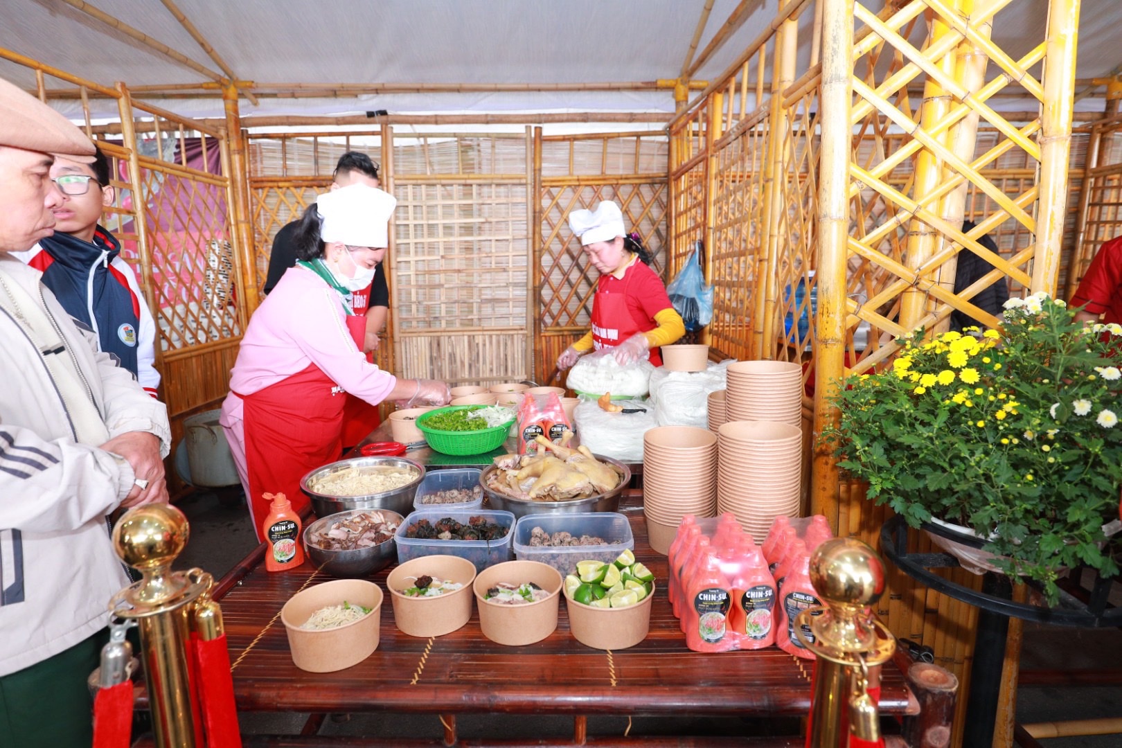 Hàng ngàn khách tham quan chứng kiến đầu bếp nổi tiếng chế biến phở cùng tương ớt Chin-su - Ảnh 3.