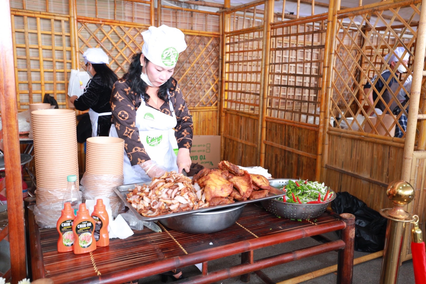 Hàng ngàn khách tham quan chứng kiến đầu bếp nổi tiếng chế biến phở cùng tương ớt Chin-su - Ảnh 5.