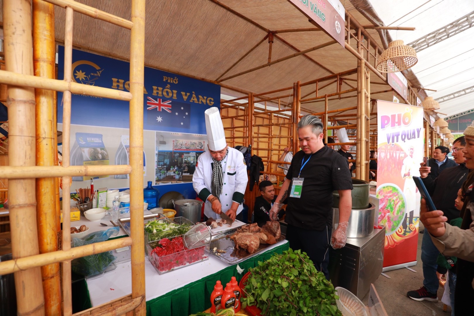 Hàng ngàn khách tham quan chứng kiến đầu bếp nổi tiếng chế biến phở cùng tương ớt Chin-su - Ảnh 4.