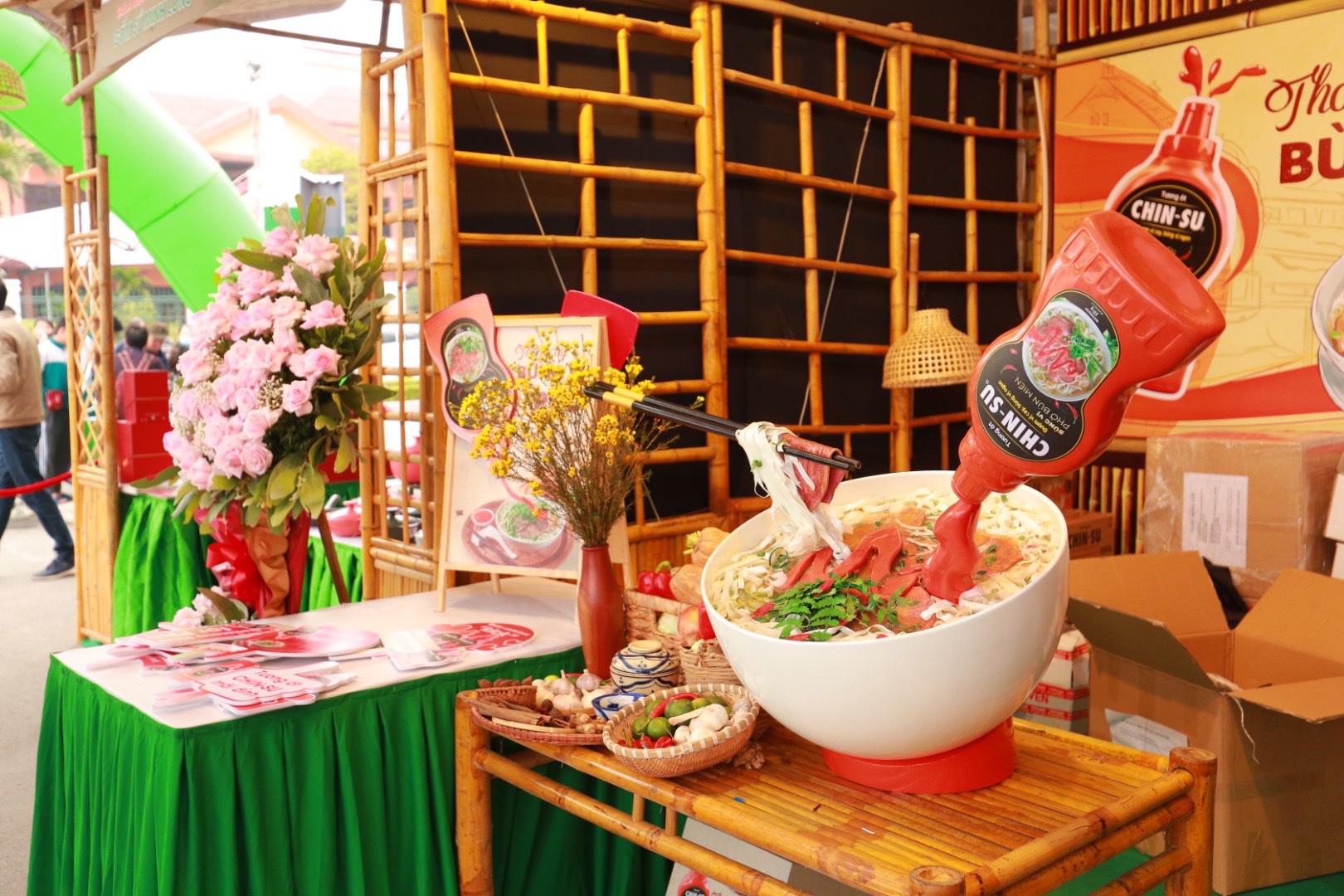 Hàng ngàn khách tham quan chứng kiến đầu bếp nổi tiếng chế biến phở cùng tương ớt Chin-su - Ảnh 6.
