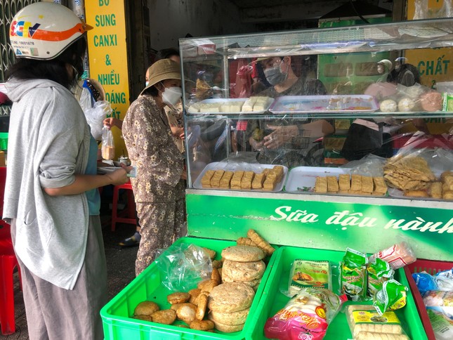 Giá thực phẩm ở chợ truyền thống leo thang - Ảnh 1.