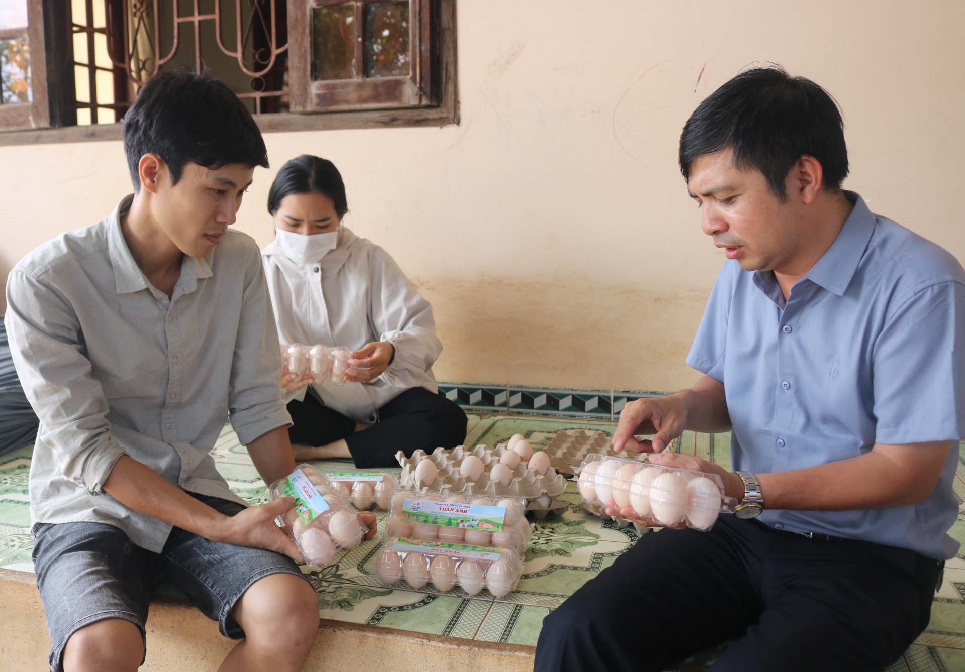 Cho gà đẻ ăn thêm các loại cây thảo dược, anh nông dân Đắk Lắk cứ bán một quả trứng lãi ngay hơn 1.000  - Ảnh 4.