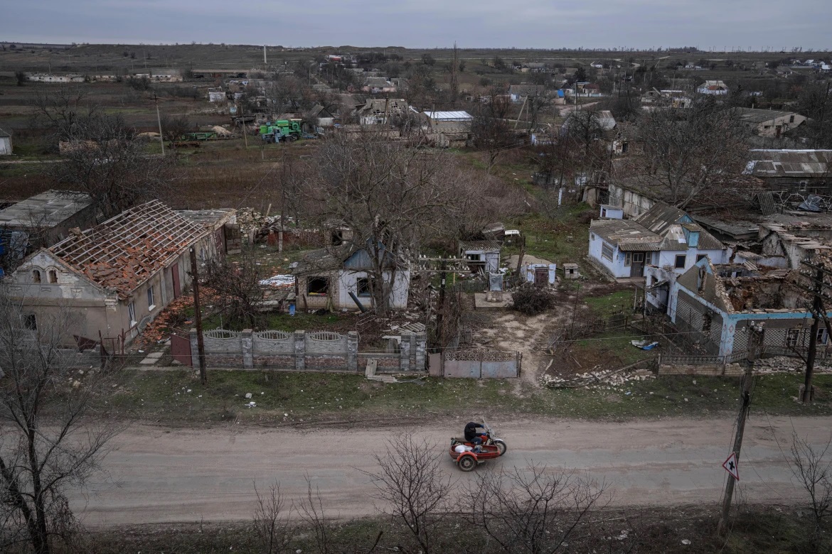 Một tháng kể từ khi Nga rút quân, Kherson vẫn hoang tàn, đổ nát như 'thành phố ma' - Ảnh 1.
