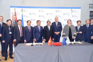 EVN và EIB ký kết biên bản ghi nhớ hỗ trợ tài chính trực tiếp cho các dự án đầu tư điện tại Việt Nam - Ảnh 2.