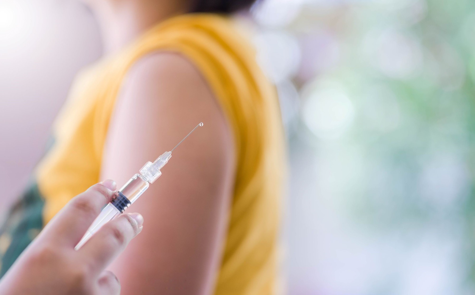 Vì sao cần tiêm phòng vaccine cúm hàng năm? - Ảnh 2.