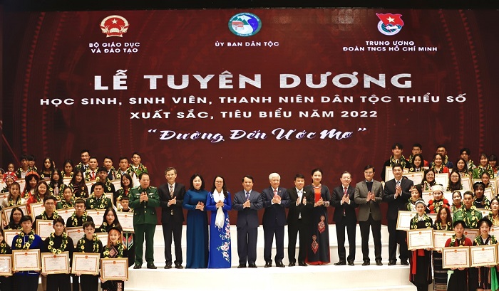 142 học sinh, sinh viên, thanh niên dân tộc thiểu số xuất sắc, tiêu biểu được tuyên dương - Ảnh 1.