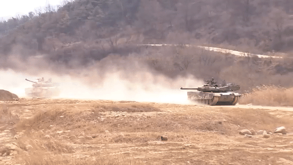 Hàn Quốc đẩy tiến độ &quot;chóng mặt&quot; để bàn giao xe tăng &quot;báo đen&quot; K2 cho Ba Lan - Ảnh 14.