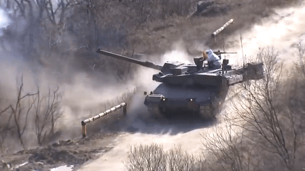 Hàn Quốc đẩy tiến độ &quot;chóng mặt&quot; để bàn giao xe tăng &quot;báo đen&quot; K2 cho Ba Lan - Ảnh 17.