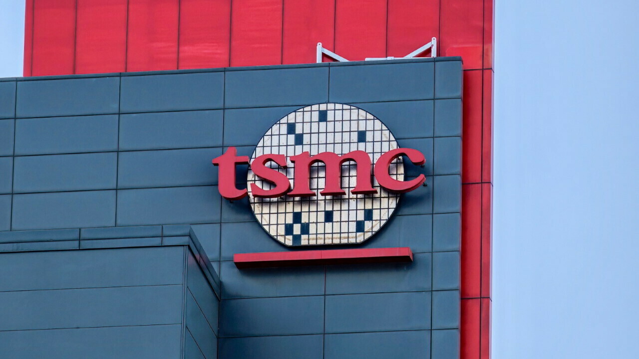 TSMC vượt qua sự sụt giảm chip rộng hơn với doanh thu tăng 50%, được hỗ trợ bởi các đơn đặt hàng iPhone của Apple. Ảnh: @AFP.