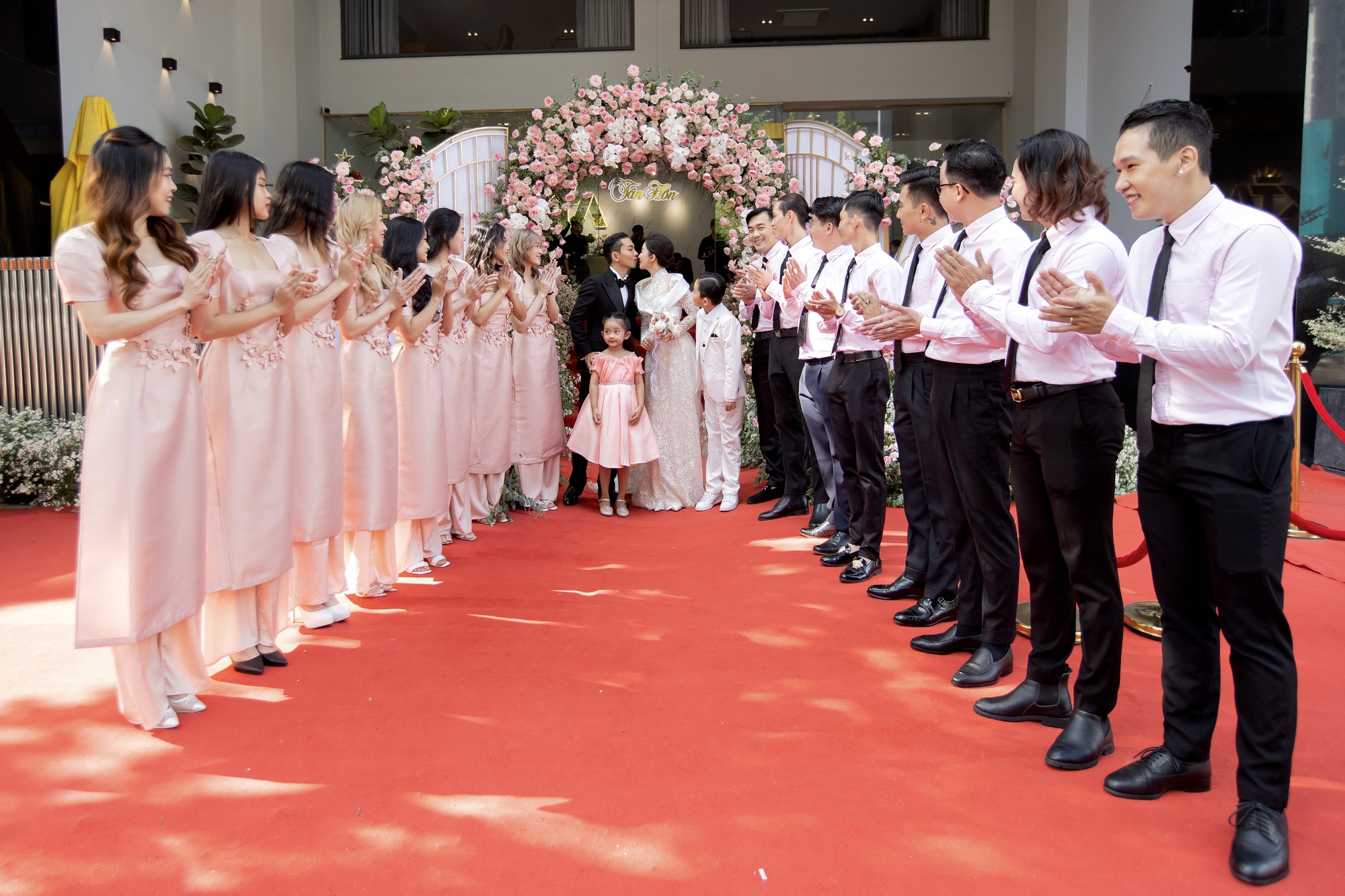 Biểu cảm đáng yêu của hai nhóc tì nhà Phan Hiển và Khánh Thi trong lễ thành hôn của bố mẹ - Ảnh 5.
