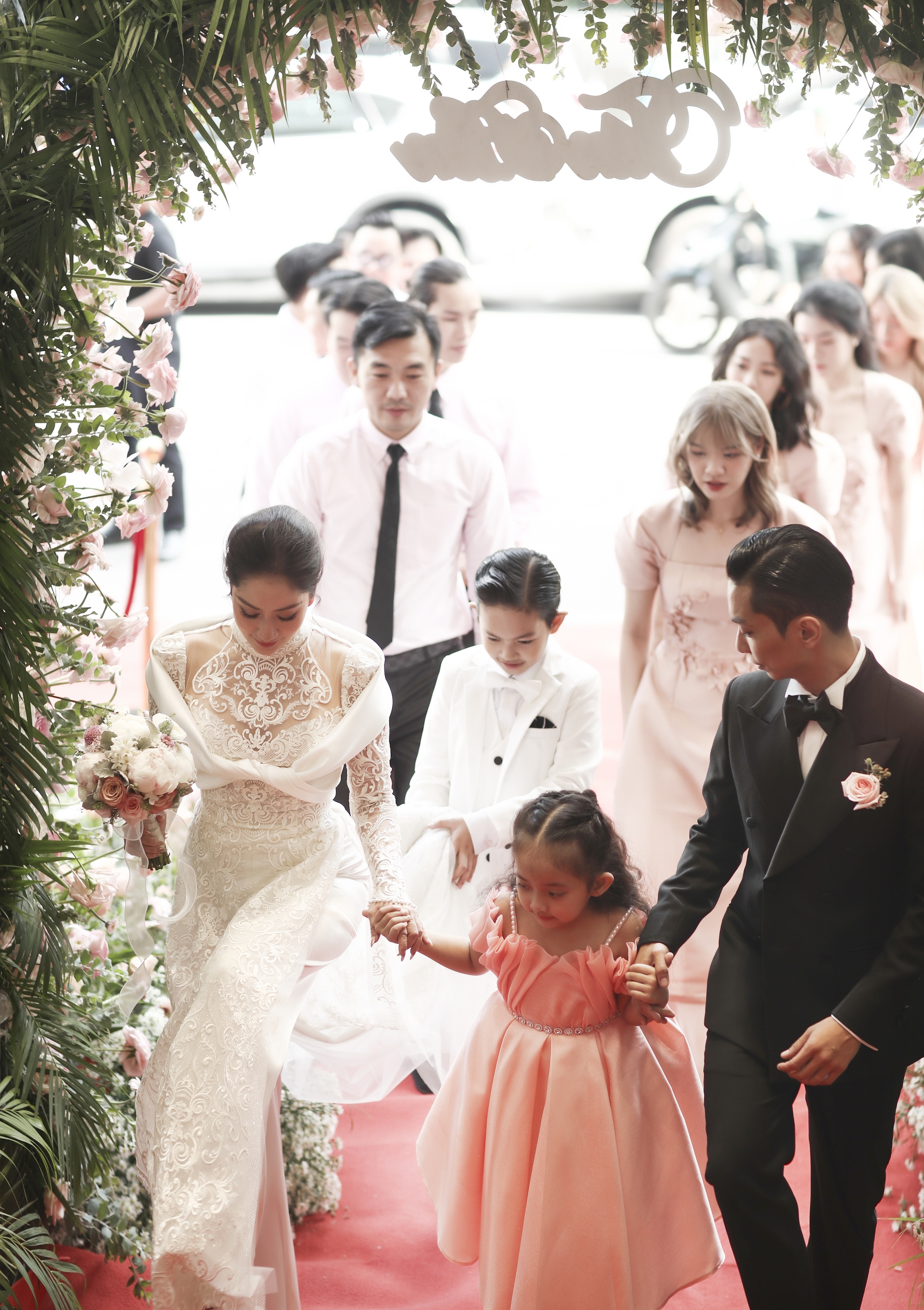 Biểu cảm đáng yêu của hai nhóc tì nhà Phan Hiển và Khánh Thi trong lễ thành hôn của bố mẹ - Ảnh 7.