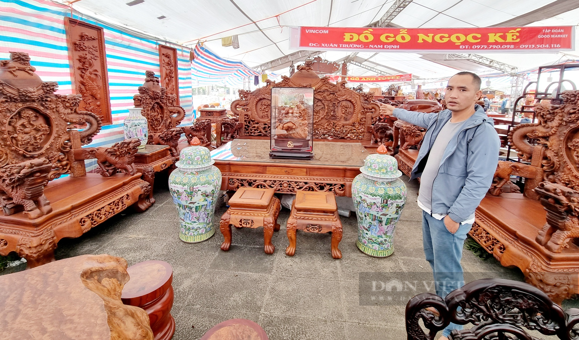 Cận cảnh bộ bàn ghế “rồng đỉnh” gỗ hương ta giá hơn 2 tỉ đồng ở Thanh Hóa - Ảnh 2.