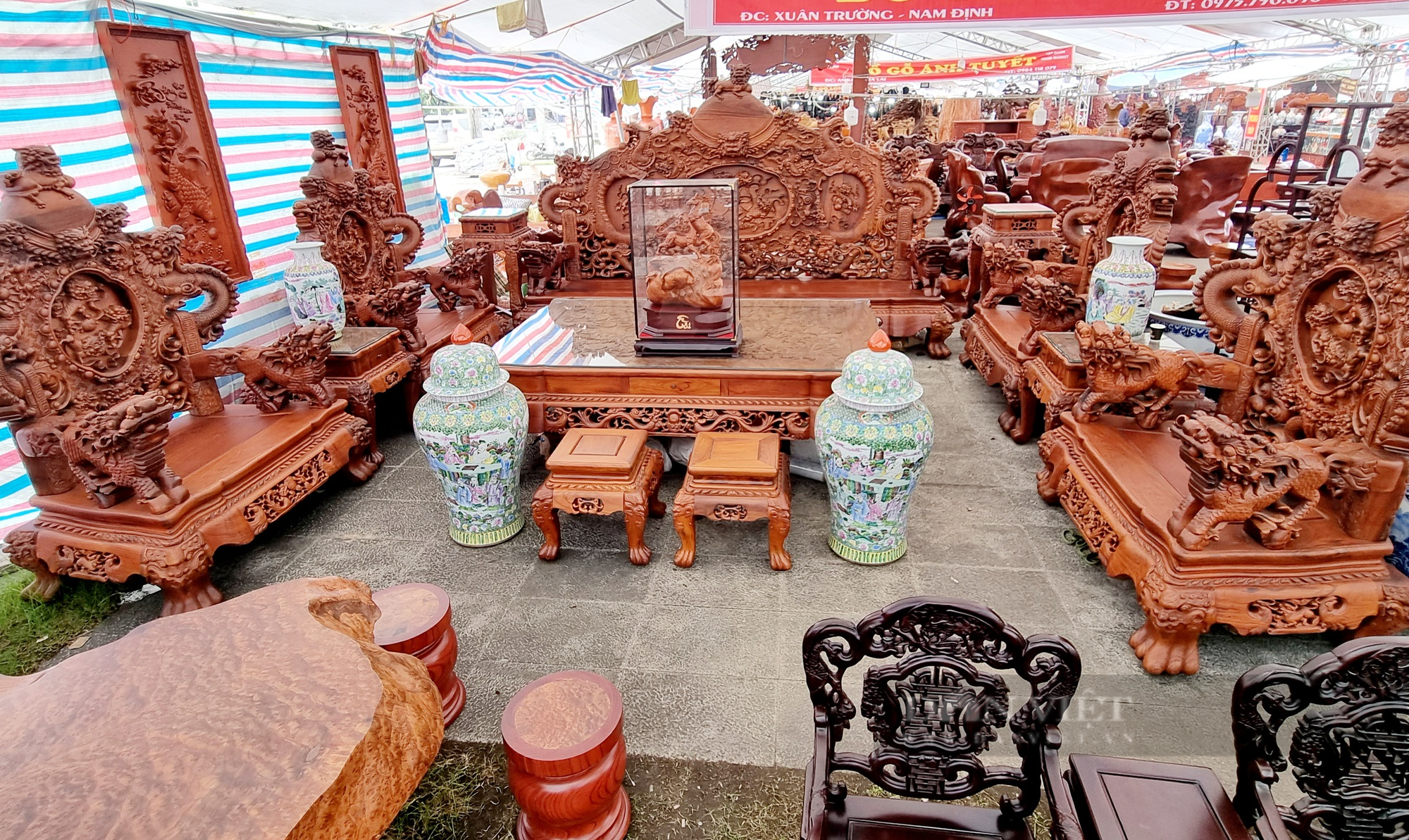 Cận cảnh bộ bàn ghế “rồng đỉnh” gỗ hương ta giá hơn 2 tỉ đồng ở Thanh Hóa - Ảnh 8.