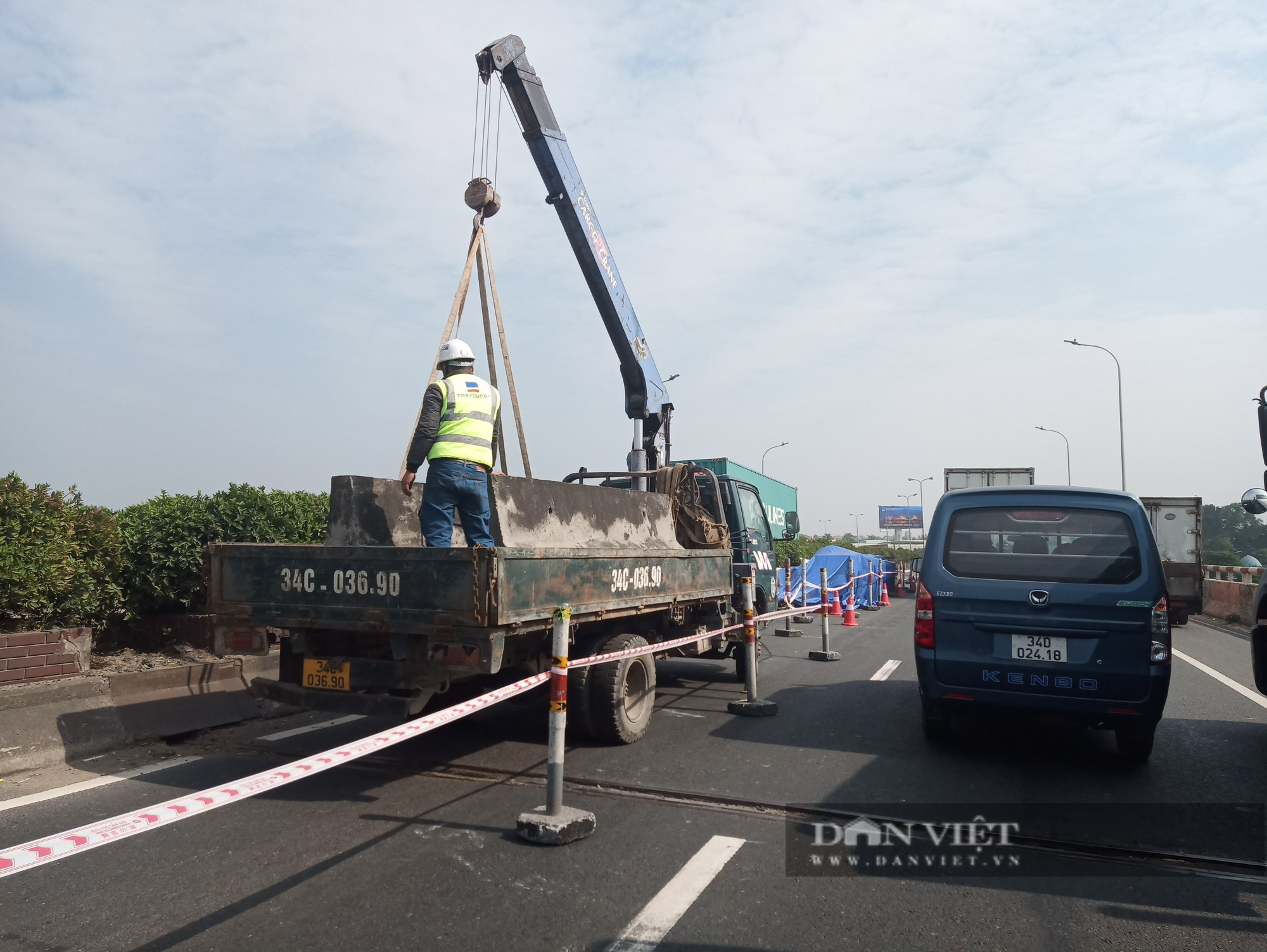 Hải Dương: Rào chắn cục bộ, phân luồng giao thông để thi công sửa chữa cầu Phú Lương. - Ảnh 1.