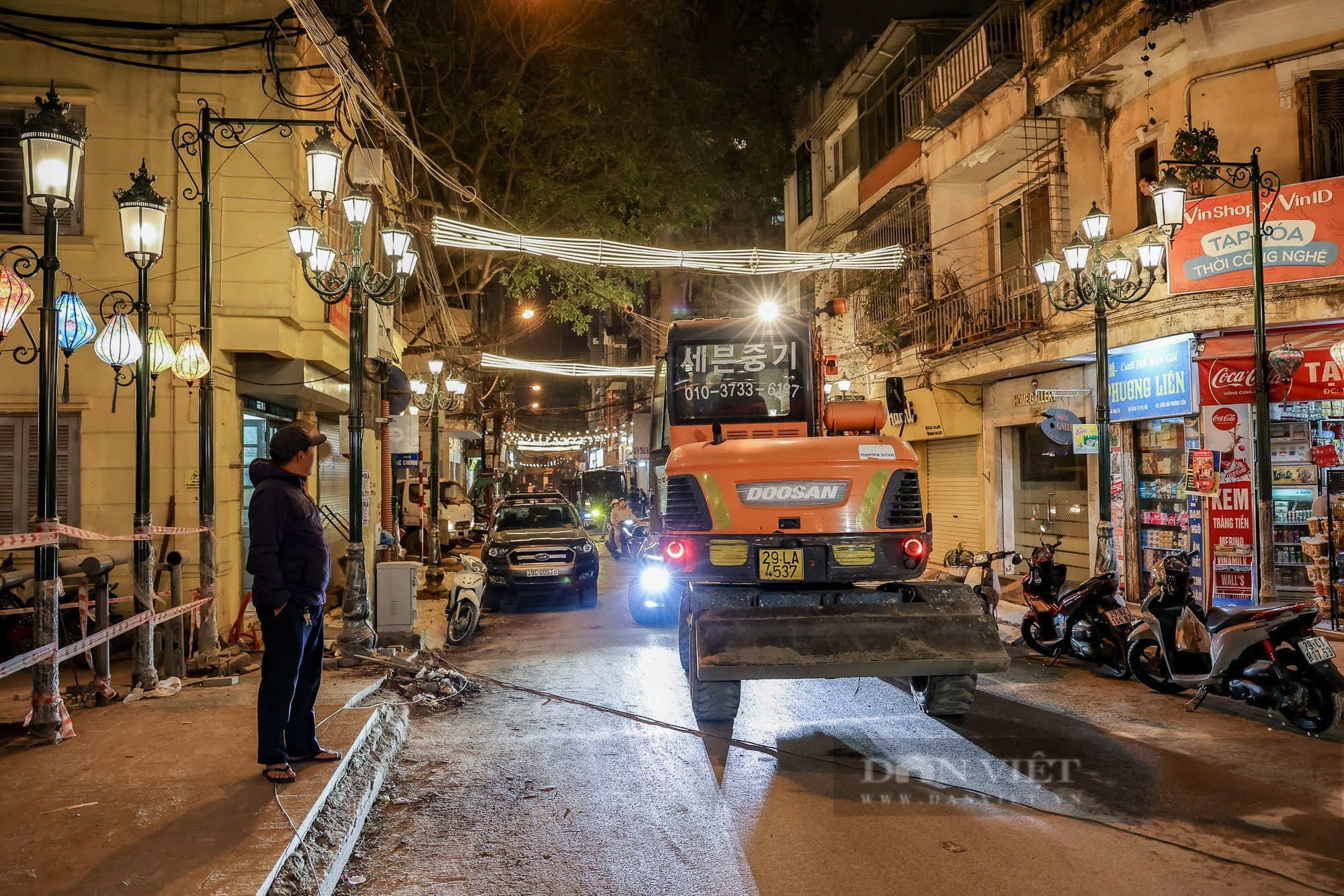 Hà Nội: Công nhân xuyên đêm thi công phố ẩm thực ven hồ Trúc Bạch trong giá rét - Ảnh 2.