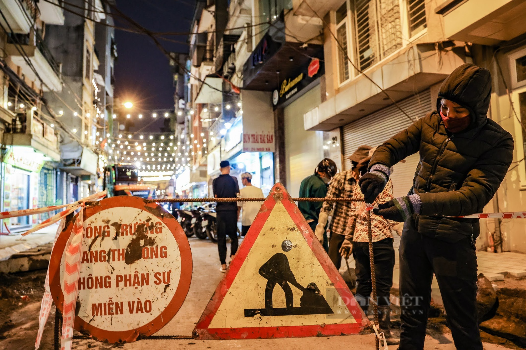 Hà Nội: Công nhân xuyên đêm thi công phố ẩm thực ven hồ Trúc Bạch trong giá rét - Ảnh 7.