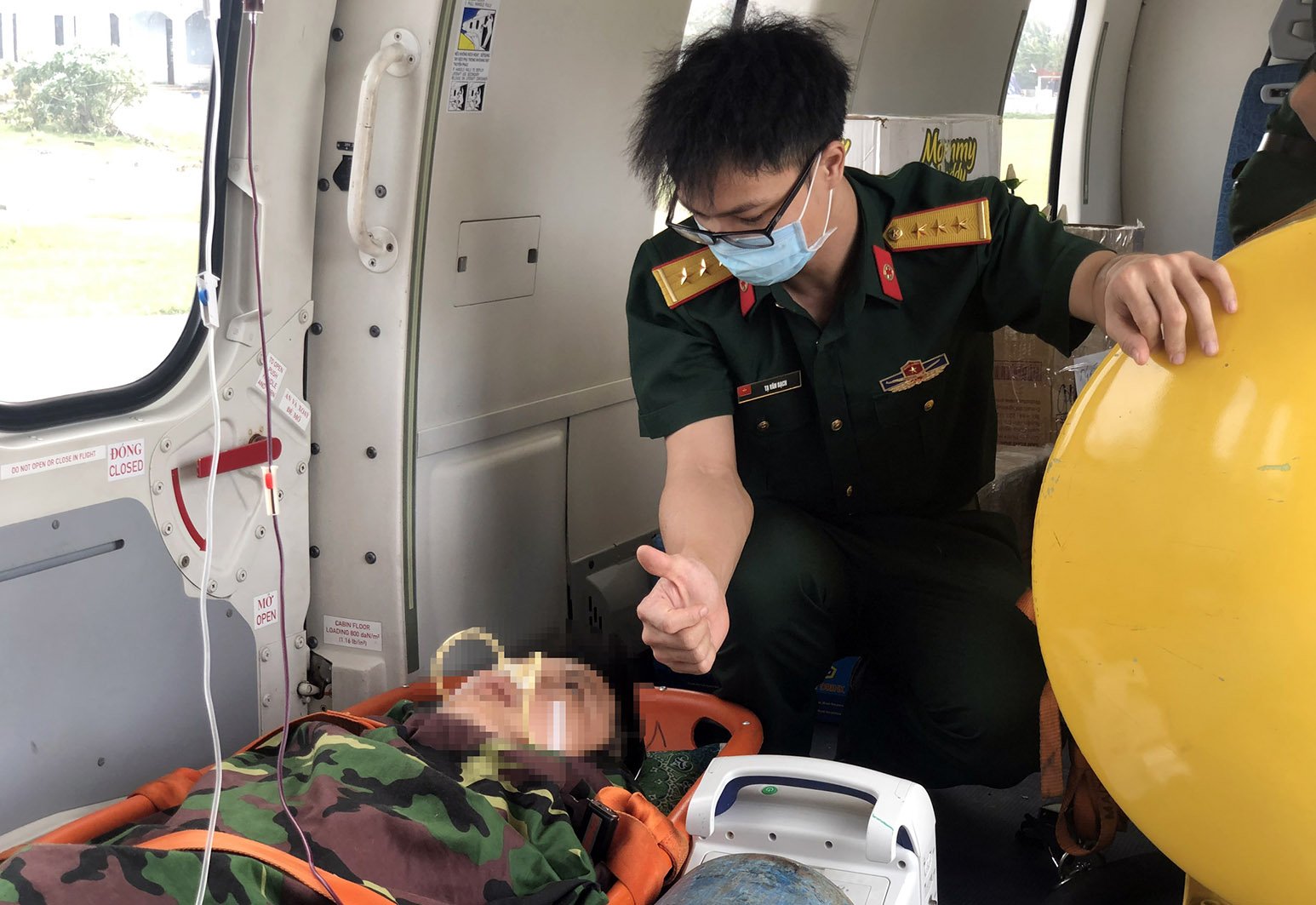 Bay cấp cứu đưa bệnh nhân sốc mất máu nặng từ đảo Song Tử Tây về đất liền - Ảnh 3.