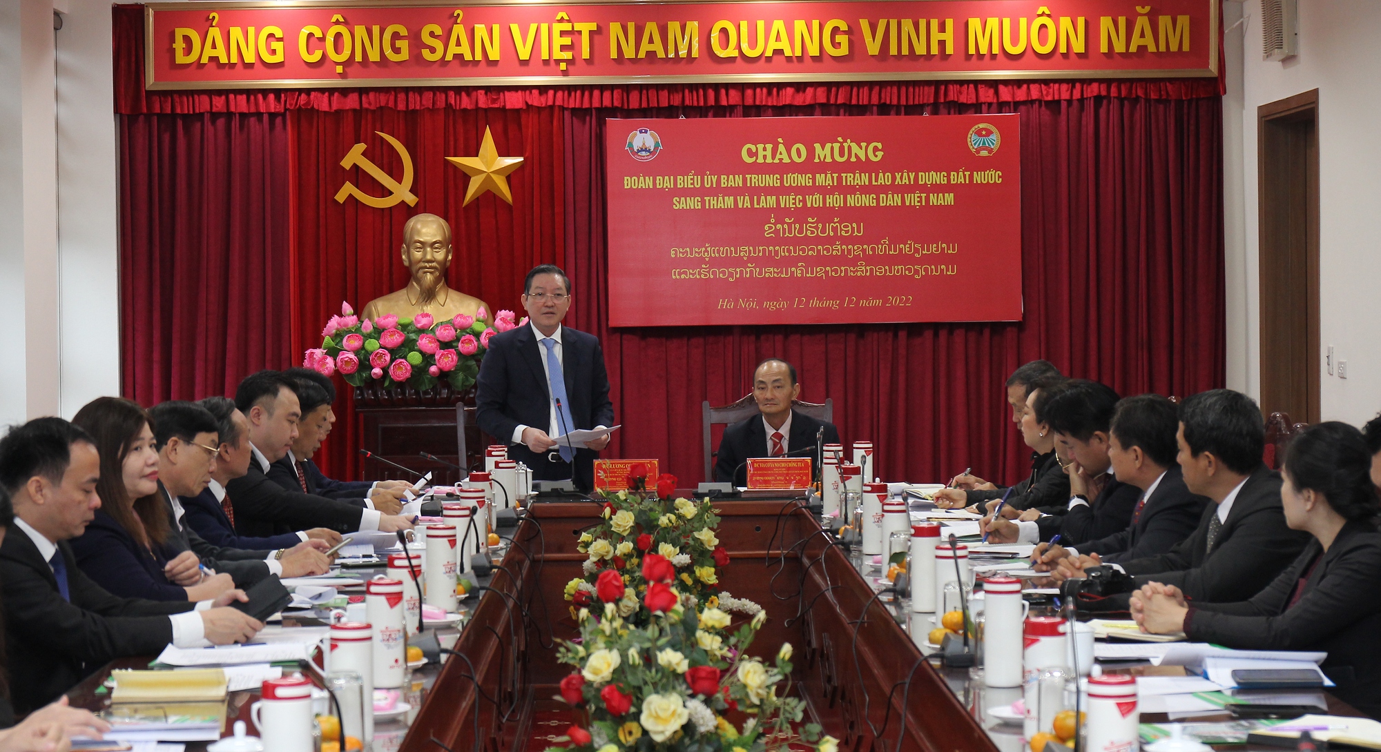 Chủ tịch Hội NDVN Lương Quốc Đoàn trao đổi kinh nghiệm công tác Hội với Trung ương Mặt trận Lào xây dựng đất nước - Ảnh 1.