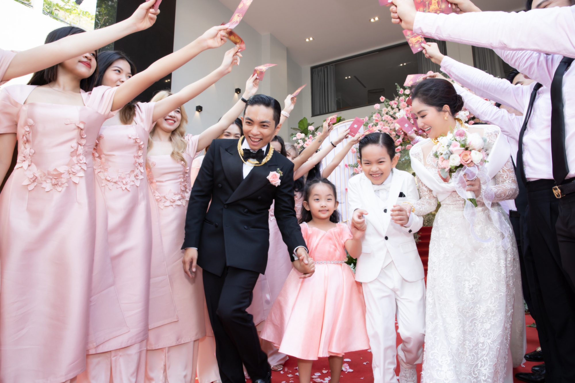 Biểu cảm đáng yêu của hai nhóc tì nhà Phan Hiển và Khánh Thi trong lễ thành hôn của bố mẹ - Ảnh 1.