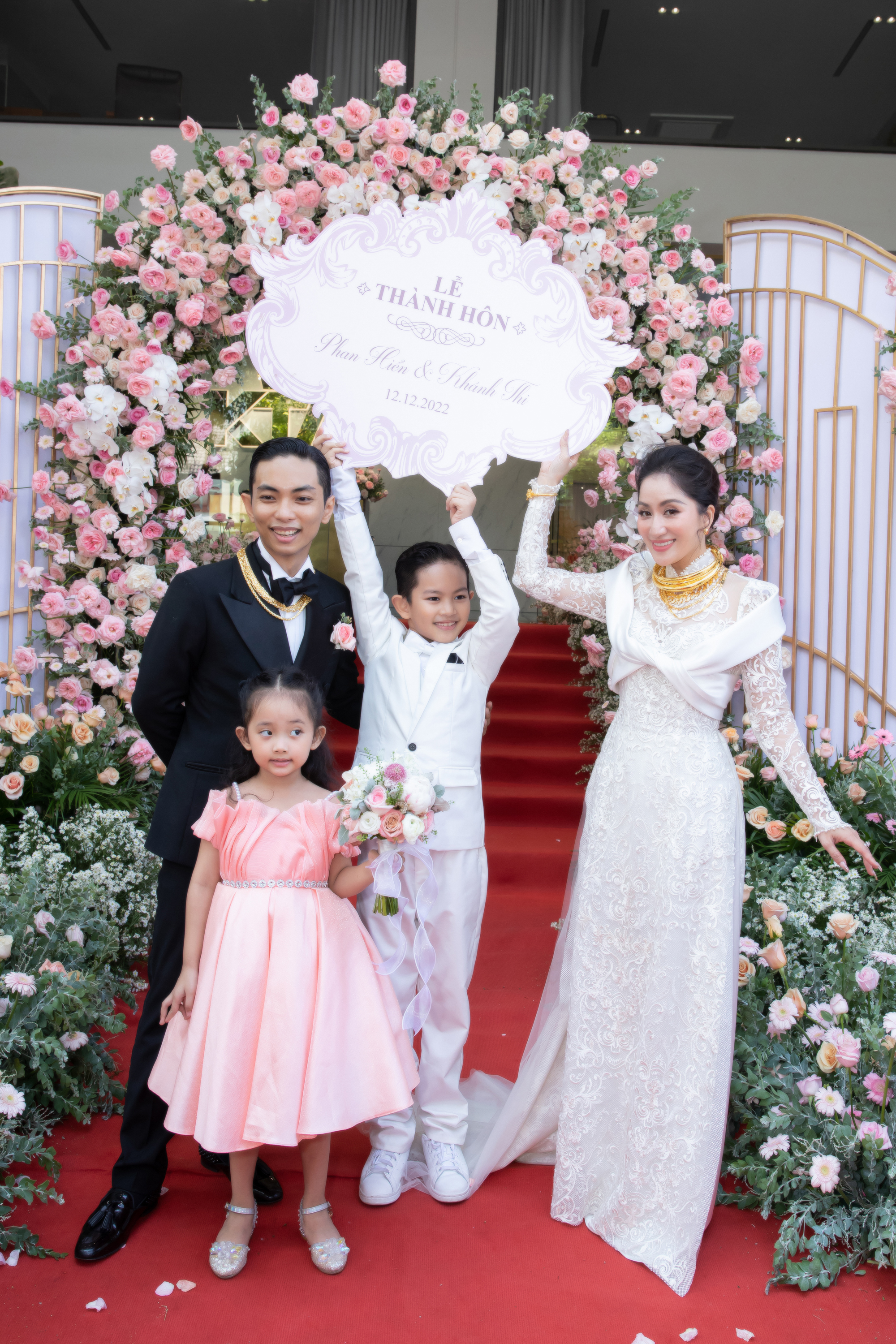 Biểu cảm đáng yêu của hai nhóc tì nhà Phan Hiển và Khánh Thi trong lễ thành hôn của bố mẹ - Ảnh 8.