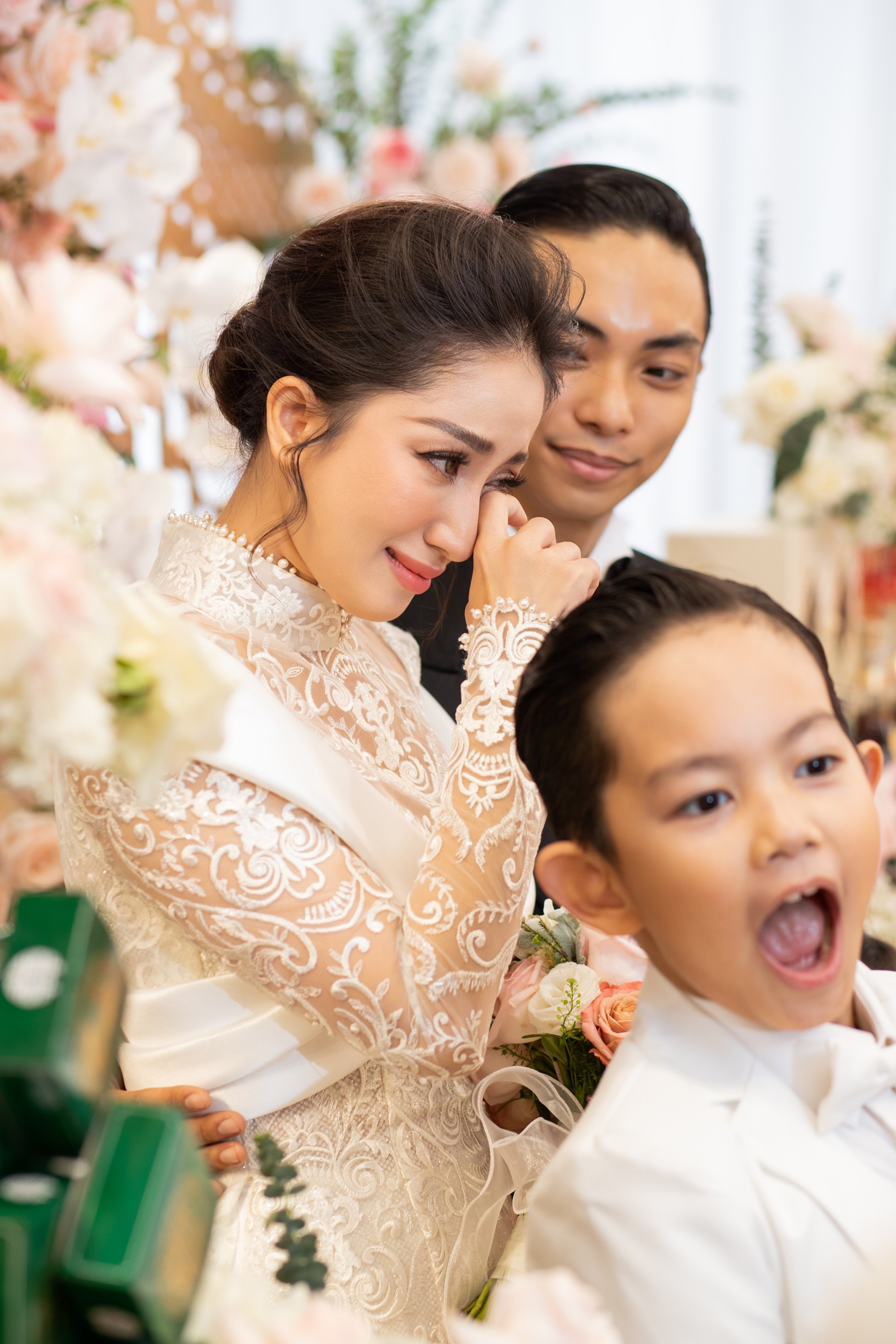 Biểu cảm đáng yêu của hai nhóc tì nhà Phan Hiển và Khánh Thi trong lễ thành hôn của bố mẹ - Ảnh 10.