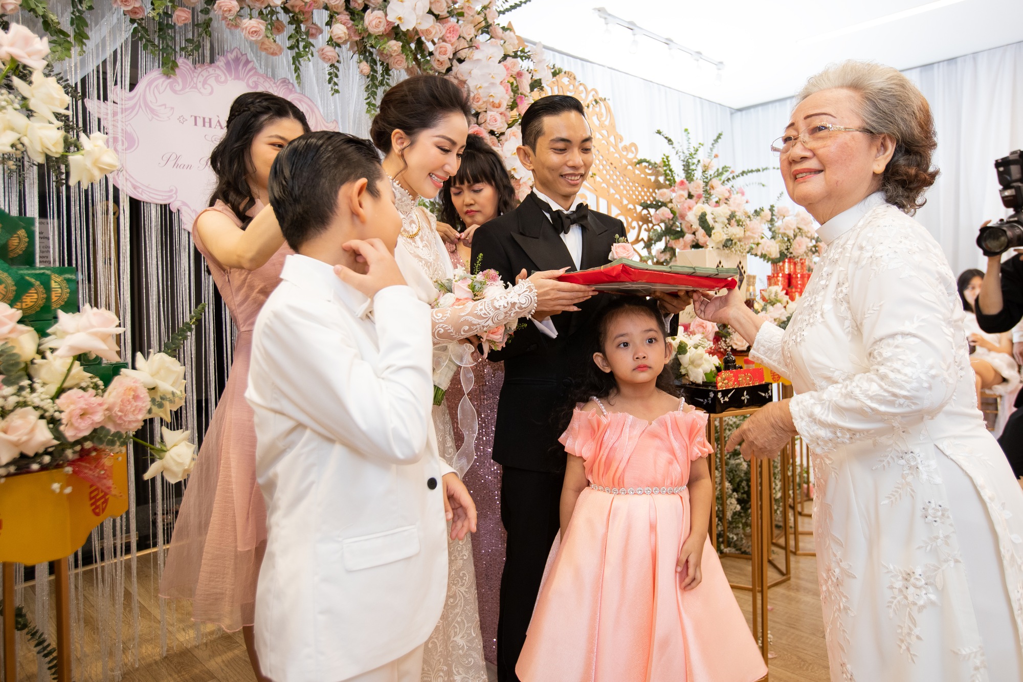 Biểu cảm đáng yêu của hai nhóc tì nhà Phan Hiển và Khánh Thi trong lễ thành hôn của bố mẹ - Ảnh 4.