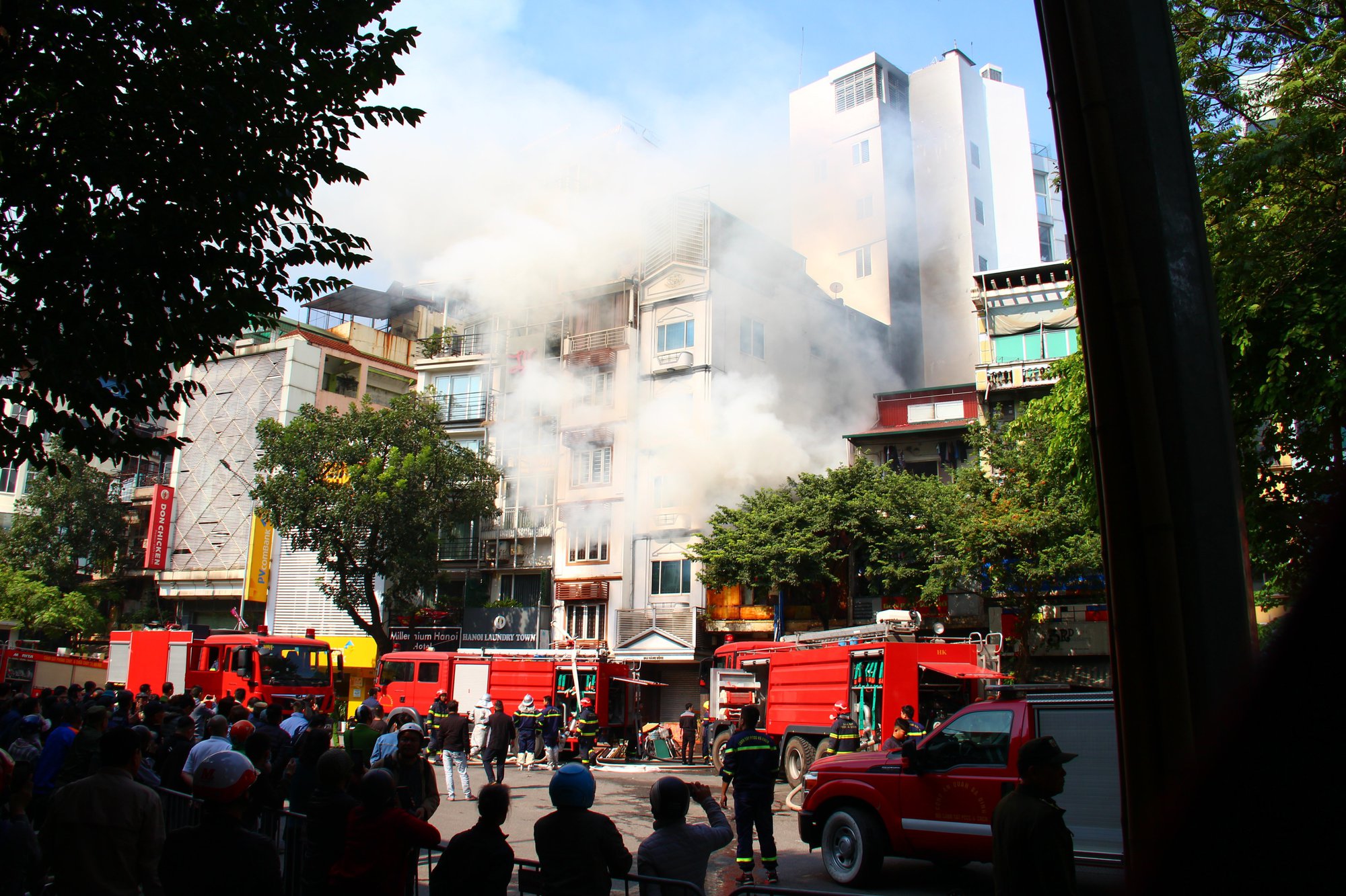 Cháy lớn tại cửa hàng tranh trên phố cổ Hà Nội, 4 người kịp thoát thân - Ảnh 2.