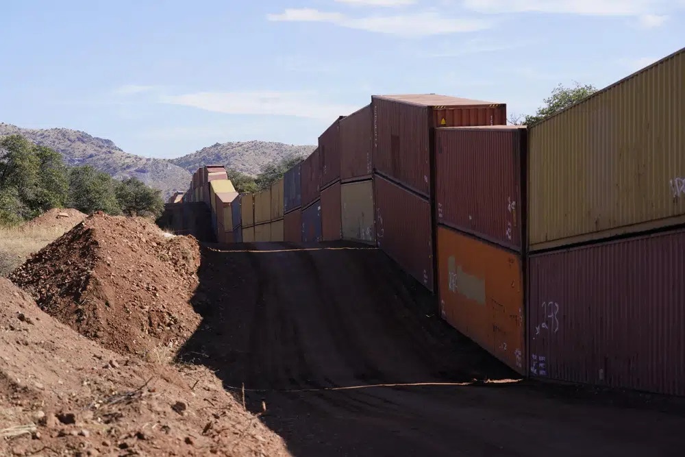 Tranh cãi &quot;bức tường&quot; container dựng dọc biên giới Mỹ - Mexico - Ảnh 1.