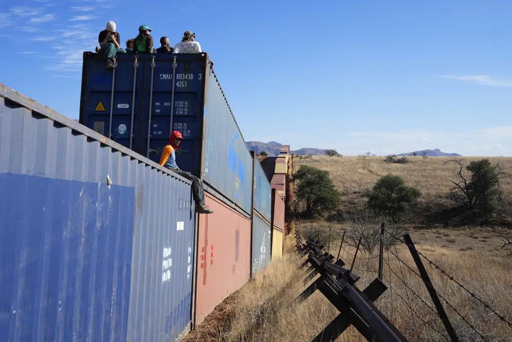 Tranh cãi &quot;bức tường&quot; container dựng dọc biên giới Mỹ - Mexico - Ảnh 3.