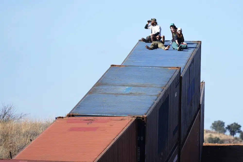 Tranh cãi &quot;bức tường&quot; container dựng dọc biên giới Mỹ - Mexico - Ảnh 4.