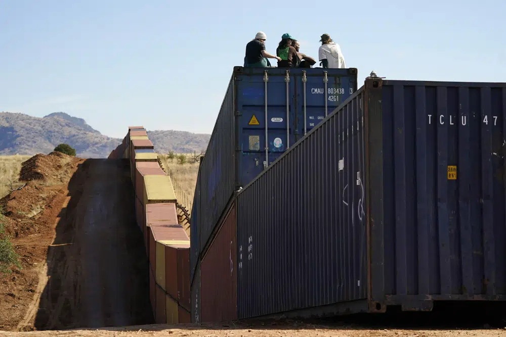 Tranh cãi &quot;bức tường&quot; container dựng dọc biên giới Mỹ - Mexico - Ảnh 5.