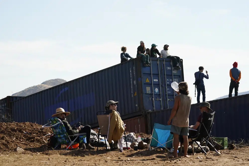 Tranh cãi &quot;bức tường&quot; container dựng dọc biên giới Mỹ - Mexico - Ảnh 6.