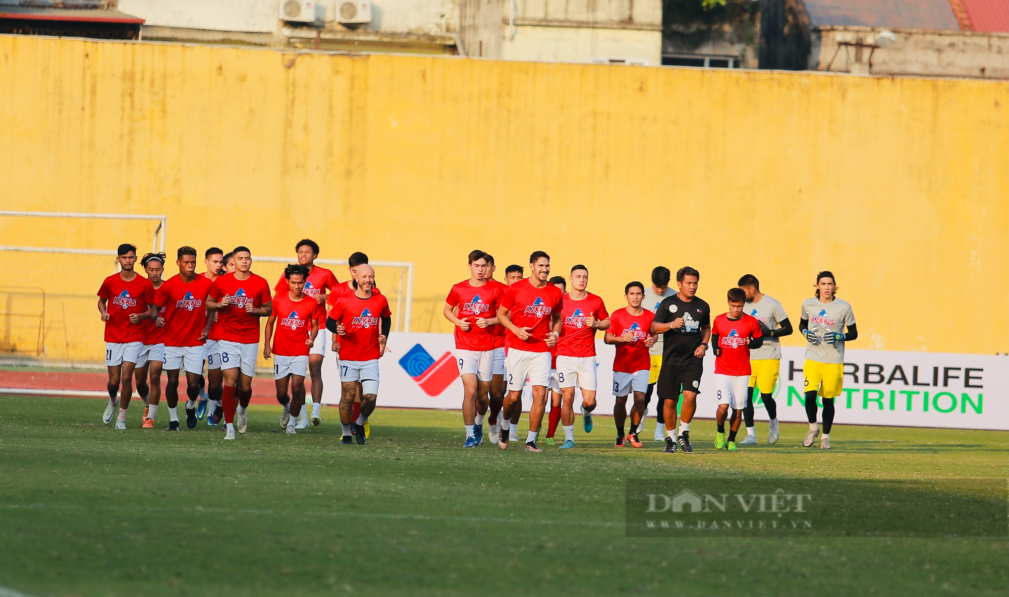 HLV Park Hang-seo thị phạm chỉ các cầu thủ Philippines  tâng bóng - Ảnh 1.