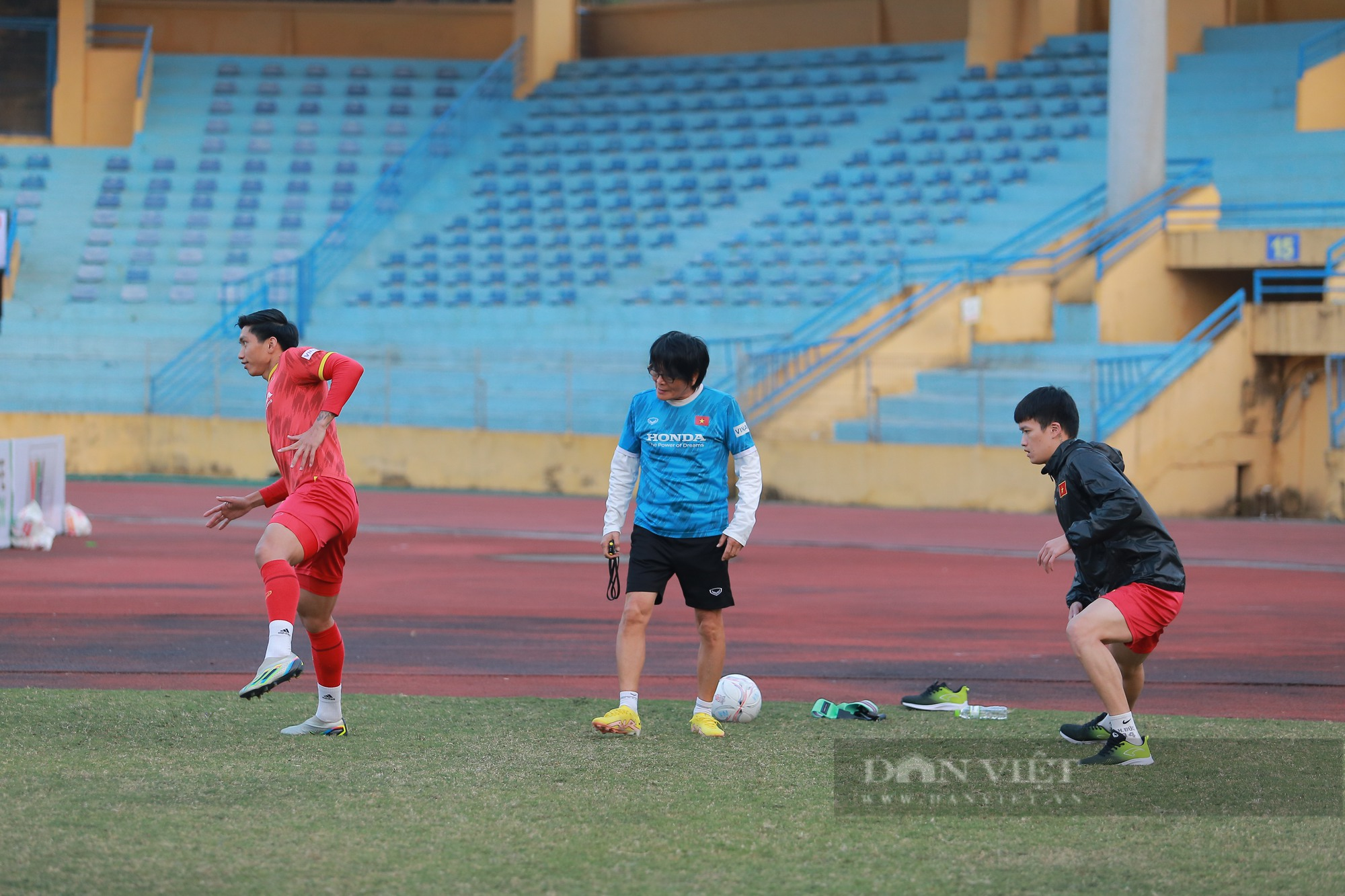 HLV Park Hang-seo thị phạm chỉ các cầu thủ Philippines  tâng bóng - Ảnh 10.
