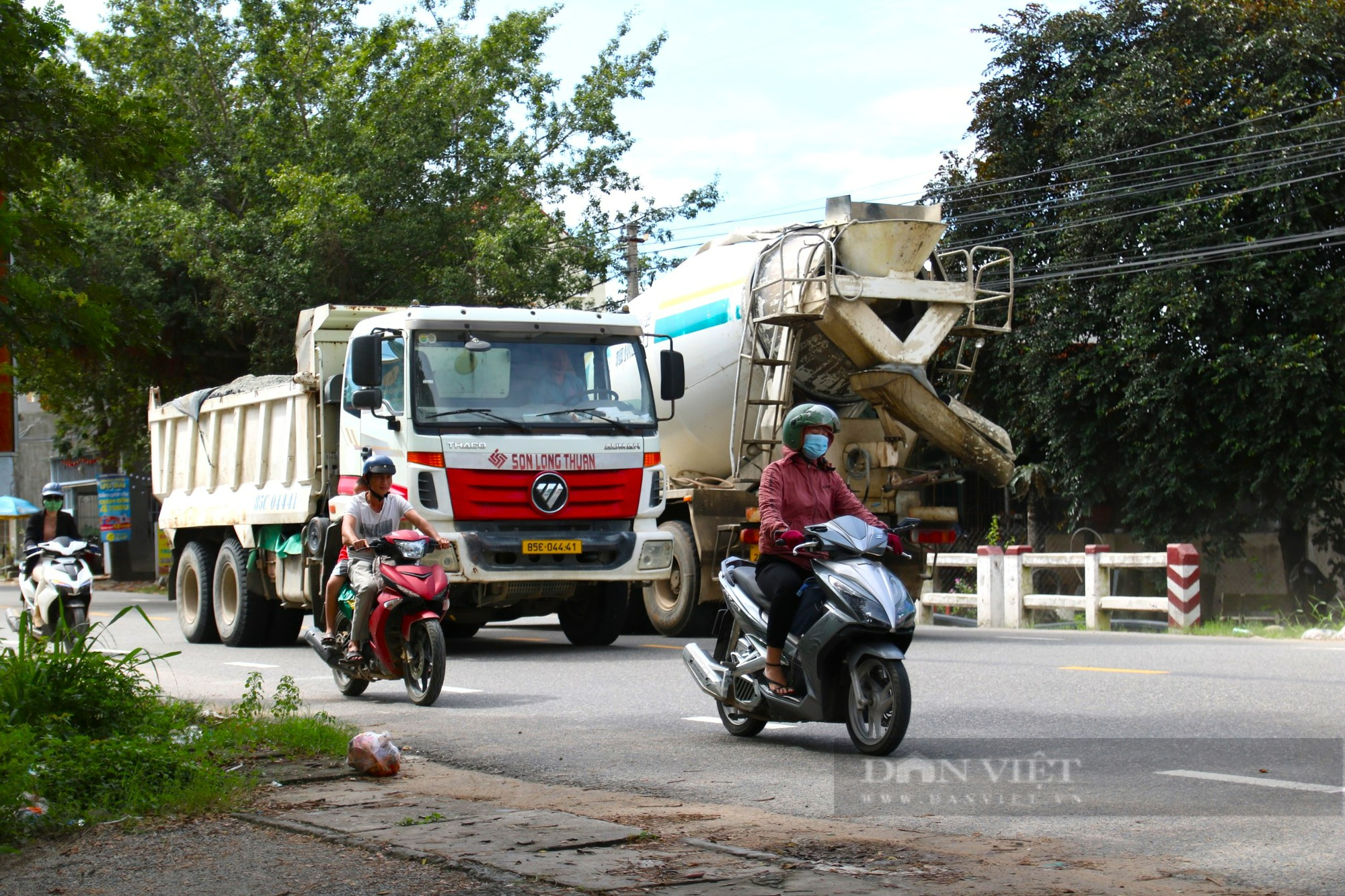 Khiếp sợ những “hung thần” xe ben chở khoáng sản tung hoành trên Quốc lộ 27 ở Ninh Thuận - Ảnh 1.