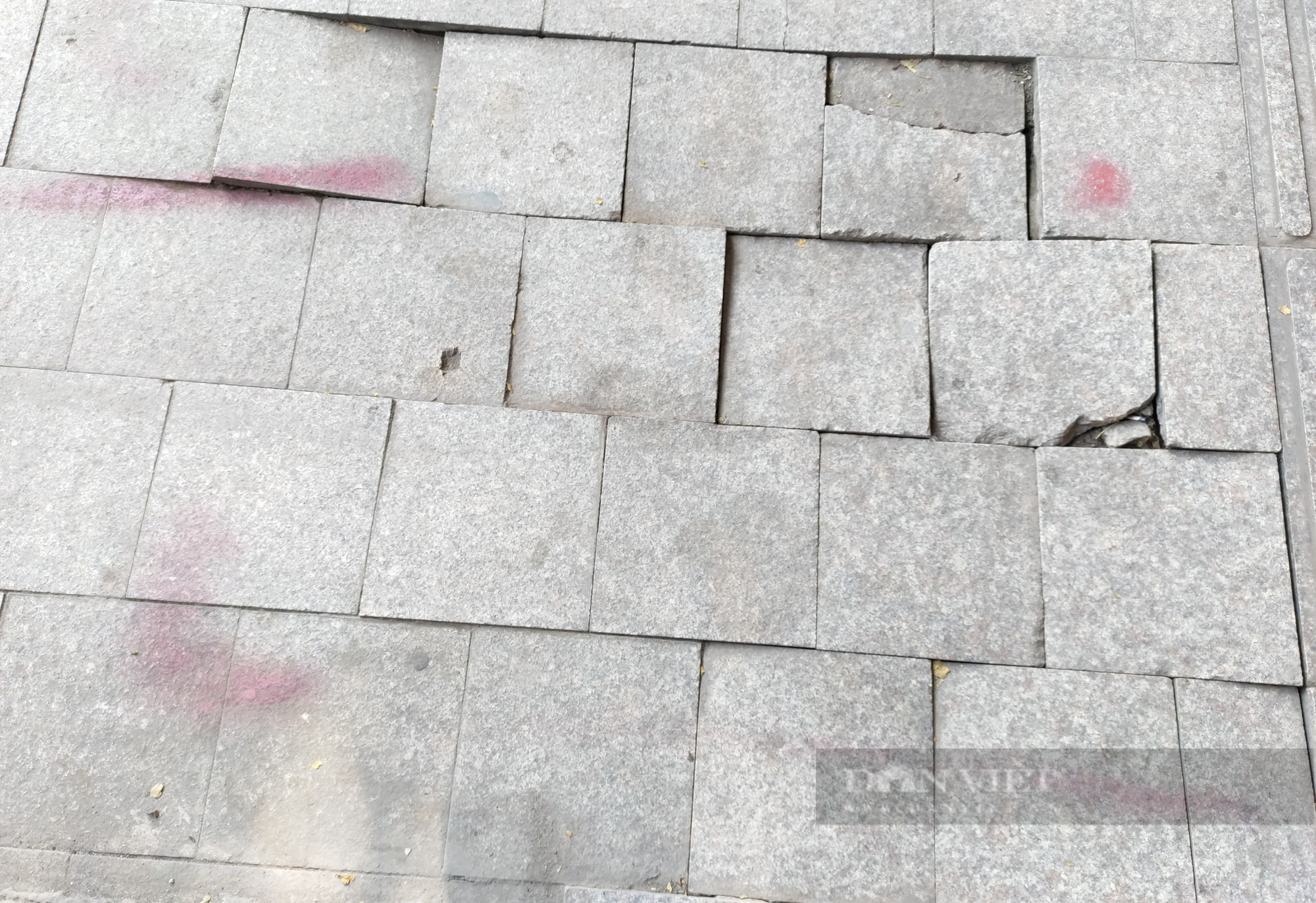 Đá tự nhiên có độ bền 70 năm vỡ nát trên con phố kiểu mẫu ở Hà Nội - Ảnh 2.
