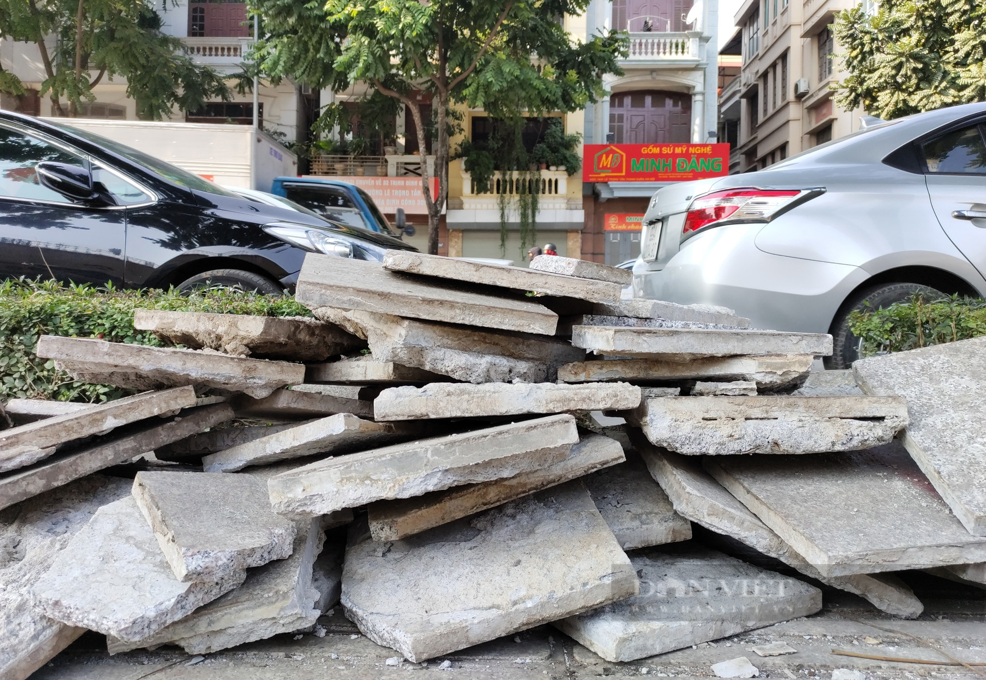 Đá tự nhiên có độ bền 70 năm vỡ nát trên con phố kiểu mẫu ở Hà Nội - Ảnh 4.