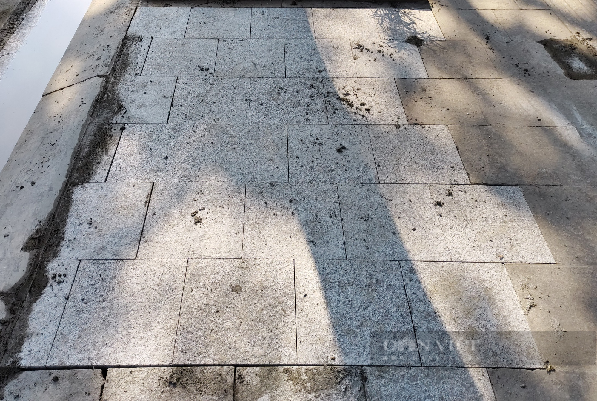 Đá tự nhiên có độ bền 70 năm vỡ nát trên con phố kiểu mẫu ở Hà Nội - Ảnh 7.