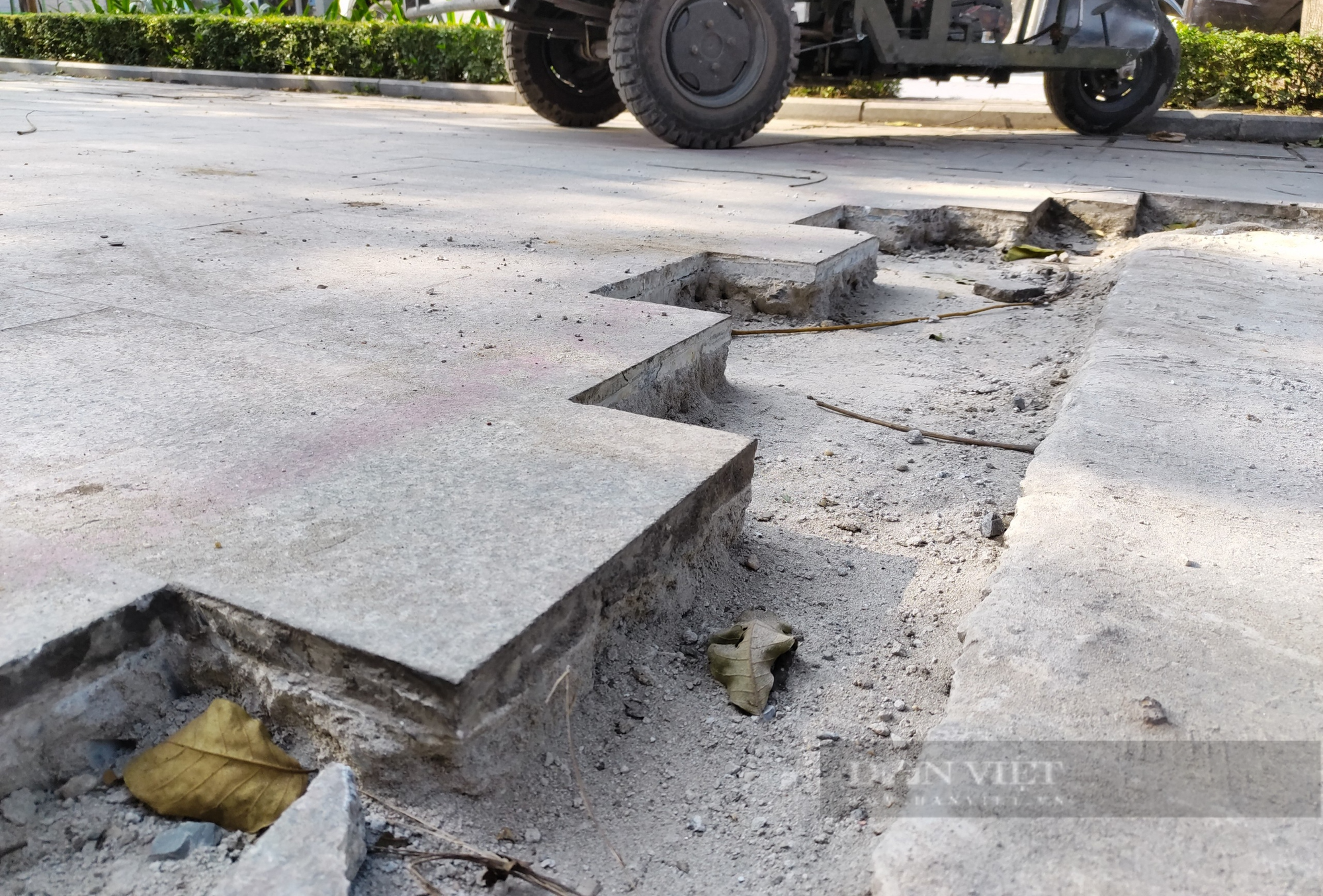 Đá tự nhiên có độ bền 70 năm vỡ nát trên con phố kiểu mẫu ở Hà Nội - Ảnh 8.