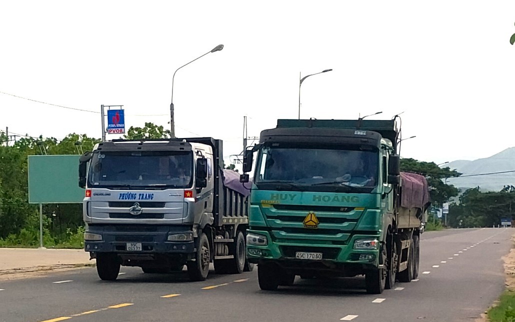 Khiếp sợ những “hung thần” xe ben chở khoáng sản tung hoành trên Quốc lộ 27 ở Ninh Thuận
