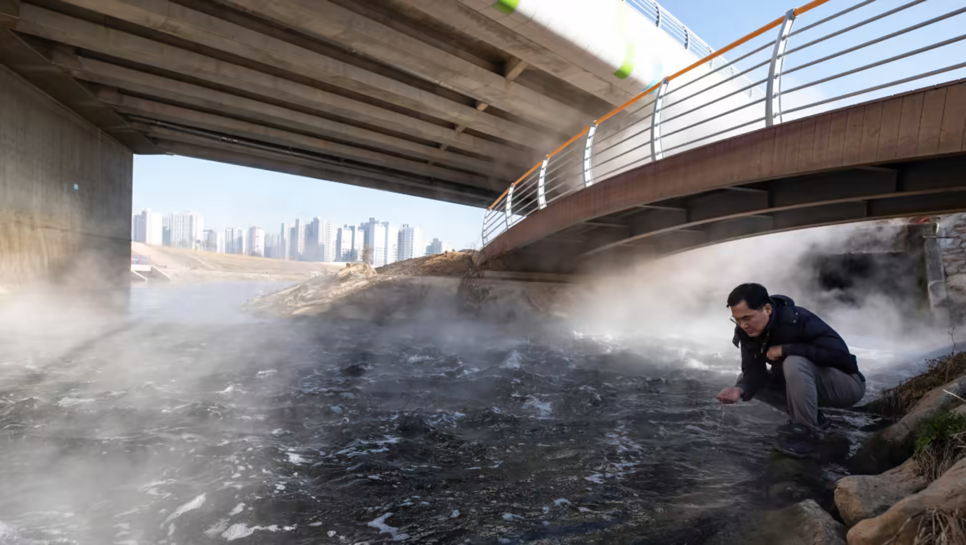 Các nhà hoạt động môi trường Hàn Quốc như Kim Hoon (ảnh) lo lắng về tác động môi trường của sự bùng nổ sản xuất chip của Hàn Quốc. Ở Pyeongtaek, nước thải nóng từ một nhà máy gần đó có thể làm thay đổi hệ sinh thái ở các con sông địa phương. (Ảnh Jean Chung).