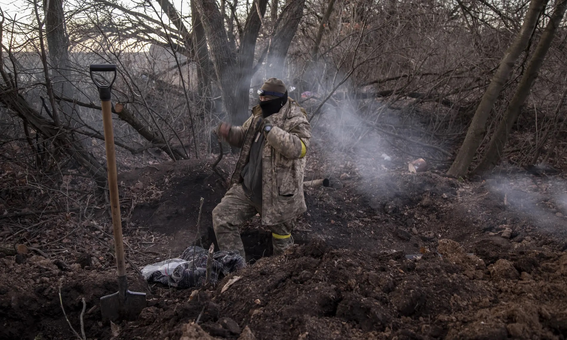 Cuộc đối đầu khốc liệt của Nga-Ukraine ở Donetsk: Binh lính 2 bên chỉ cách nhau 100m - Ảnh 1.